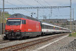 Re 460 116-7 durchfährt den Bahnhof Gelterkinden.