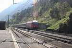 Am Karfreitag 2017 war ich an der Gotthard Nordrampe unterwegs. Nur schade, dass auf der alten Gotthardlinie nicht allzu viel los war. Hier zieht die Re 460 111 ihren Interregio durch den Bahnhof Wassen Richtung Süden.

Wassen, 14.04.2017