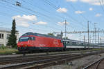 Re 460 117-5 durchfährt den Bahnhof Pratteln.