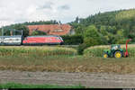 Re 460 092 mit IC und Traktor am 29. August 2018 zwischen Gümligen und Ostermundigen.