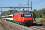 Re 460 030-0 durchfährt den Bahnhof Möhlin. Die Aufnahme stammt von 28.09.2018.
