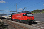 Re 460 105-0 durchfährt den Bahnhof Gelterkinden.