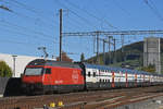 Re 460 102-7 durchfährt den Bahnhof Sissach. Die Aufnahme stammt vom 04.10.2018.