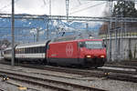 Re 460 111-8 verlässt den Bahnhof Spiez. Die Aufnahme stammt vom 19.12.2018.