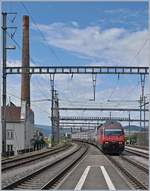 Die SBB Re 460 055-7 erreicht mit ihrem IR Genève - Luzern (via NBS und Kriegsschleife) den Bahnhof Zofingen; wobei weniger der Zug, als der schmucke Kamin links im Bild mich zu diesem Foto verleitete.
24. Juni 2018