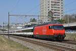 Re 460 103-5 fährt Richtung Bahnhof Muttenz.