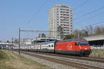 Re 460 033-4 fährt Richtung Bahnhof Muttenz.