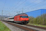 Re 460 105-0 fährt Richtung Bahnhof Itingen. Die Aufnahme stammt vom 18.04.2019.