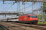 Re 460 032-6 durchfährt den Bahnhof Muttenz. Die Aufnahme stammt vom 29.08.2019.