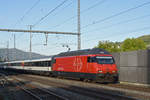 Re 460 095-3 durchfährt den Bahnhof Gelterkinden.