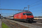 Re 460 081-3 durchfährt den Bahnhof Muttenz. Die Aufnahme stammt vom 13.03.2020.