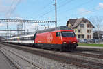 Re 460 017-7 durchfährt den Bahnhof Rupperswil. Die Aufnahme stammt vom 13.03.2020.