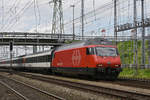 Re 460 068-0 durchfährt den Bahnhof Muttenz. Die Aufnahme stammt vom 10.05.2020.
