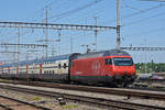 Re 460 036-7 durchfährt den Bahnhof Muttenz. Die Aufnahme stammt vom 18.05.2020.