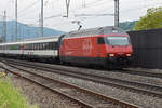 Re 460 092-0 durchfährt den Bahnhof Gelterkinden. Die Aufnahme stammt vom 13.05.2020.