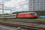 Re 460 057-3 durchfährt den Bahnhof Pratteln. Die Aufnahme stammt vom25.05.2020.