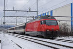 Re 460 010-2 fährt Richtung Bahnhof Itingen. Die Aufnahme stammt vom 18.01.2021.