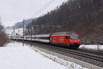 Re 460 037-5 fährt Richtung Bahnhof Tecknau. Die Aufnahme stammt vom 15.02.2021.
