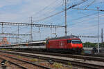 Re 460 106-8 durchfährt den Bahnhof Muttenz. Die Aufnahme stammt vom 02.06.2021.