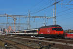 Re 460 035-9 durchfährt den Bahnhof Muttenz. Die Aufnahme stammt vom 28.10.2021.