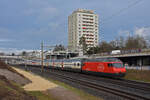 Re 460 057-3 fährt Richtung Bahnhof Muttenz.