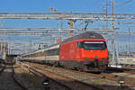 Re 460 003-7 durchfährt den Bahnhof Muttenz. Die Aufnahme stammt vom 22.01.2022.