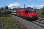 Re 460 013-6 am 19.02.2022 mit den Wagen des IR 75 / 2122, Konstanz - Luzern, kurz nach dem Beginn des Doppelspurabschnitts bei Berg (TG)