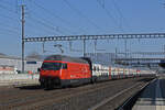 Re 460 057-3 durchfährt den Bahnhof Rothrist.