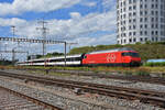 Re 460 078-9 durchfährt den Bahnhof Pratteln.