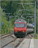 Ein SBB Re 460 auf der Fahrt mit ihrem IR 90 von Brig nach Genève Aéroport erreicht Burier, das ohne Halt durchfahren wird. Interessant ist die Weichen-Verbindung, die wohl nur für Dampfzüge genutzt werden kann, den Fahrleitung fehlt ...

7. September 2022