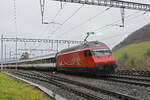 Re 460 115-9 durchfährt am 04.01.2023 den Bahnhof Effingen.