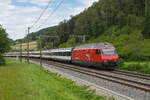 Re 460 118-3 fährt am 27.07.2023 Richtung Bahnhof Tecknau.