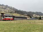 Nachschuss auf die Re 460 045  Rigi  mit dem Leermaterialzug zurück Richtung Spiez am 2.1.24 nach der Abfahrt in Zweisimmen.