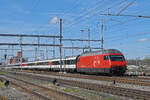 Re 460 054-0 durchfährt am 25.03.2024 den Bahnhof Muttenz.