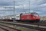 Re 460 016-9 durchfährt am 02.04.2024 den Bahnhof Muttenz.