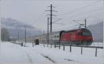 Durch die frisch verschneite Landschaft schiebt Re 460 023-5 einen IC bei Igis Richtung Chur. (26.03.2008)