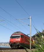 Der EC 125 Cisalpino Lemano bei seiner Fahrt entlang des Genfersees beim Chteau de Chillon. Im Hintergrund sieht man noch einen Teil von Montreux.
(29.03.2008)