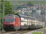 460 019-3 schiebt einen IC-Dosto ber den Spurwechsel auf Gleis 9 im Churer Hauptbahnhof. Im Hintergrund ist der Turm der Martinskirche und das Quartier Klberweide zu erkennen. (24.05.2008)