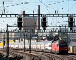 Re 460 096-1 mit dem IR 2521 (Geneve-Aeroport-Luzern) bei der Einfahrt Fribourg 4.10.09