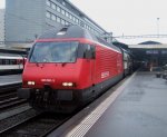 Am 02.12.09 steht die Re 460 081-3  Pfnder  im Bahnhof Luzern vor dem IR nach Zrich-Flughafen bereit.