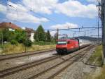 Die Re 460 054-0 ''Dreilndereck'' schob am 13.7.05 den IC 725 nach St. Gallen durch den Bahnhof W'thur Grze.