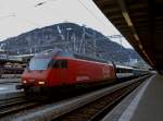 Re 460 061-5 ''Wiggertal'' am 3.2.2011 in Chur als IR 1768 nach Basel SBB. An 3. Stelle ist ein EW1 statt des planmssigen Apm61 eingereiht. Dies wiederspiegelt der momentane akute Wagenmangel der SBB. Des weiteren war dies der erste Zug mit einer Re 460 den ich zu fahren hatte.