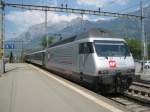 Re 460 100 mit IR 1771 bei Einfahrt in Landquart, 25.04.2011.