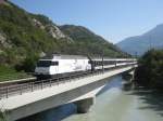 Die neuste Werbelok der SBB: Re 460 003; nationale suisse, mit dem Bild von Tennisspieler Roger Federer. IR 1422, bei Ausfahrt in Leuk, 27.09.2011.