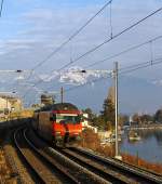 Re 460 043  Dreispitz  zieht einen Schnellzug in Richtung Lausanne, hier am 25.02.2012 bei St. Saphorin. 