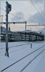 Die SBB Re 460 100-1 wartet mit ihrem IC in Interlaken Ost auf die Abfahrt Nach Basel SBB.