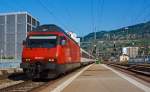 Re 460 067-2  Hohle Gasse  mit IR kommt am 28.05.2012 von Lausanne und fhrt hier in den Bahnhof Vevey ein.