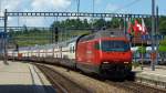 Die SBB Re 460 009-4  Jet d’eau  mit  DoSto-IC am 28.05.2012 bei der einfahrt im Bahnhof  Spiez.