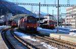 Reger Betrieb in Chur. Ganz links (ein wenig verdeckt)RE 4/4 II 11145 vor dem Regionalexpress nach St.Gallen, rechts daneben RE 460 091-2 mit IR 1772 nach Zrich HB, im Vordergrund RE 460 092-0 mit IC 570 nach Zrich HB und ganz rechts GE 4/4 III 646 der RHB vor dem Glacierexpress nach Zermatt. Das Bild enstand im Januar 2012.