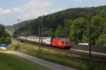 460 097 flieht am 28.06.2011 vor der heranziehenden Fotowolke. Aufgenommen bei Tecknau.